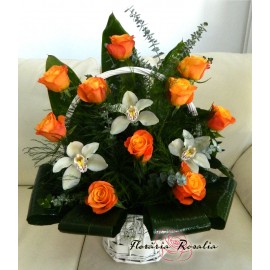 Cos trandafiri portocalii si orhidee
