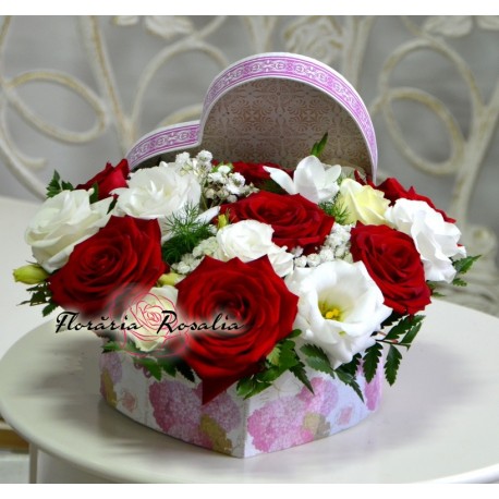 Cutie inima cu 7 trandafiri si eustoma