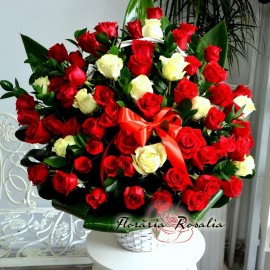 Cos impresionant cu 61 trandafiri