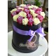 Cutie rotunda cu 25 trandafiri alb-mov