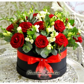 Cutie rotunda cu trandafiri si frezii