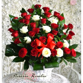 Cos cu 43 trandafiri alb-rosii