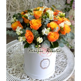 Cutie cu trandafiri portocalii si frezii