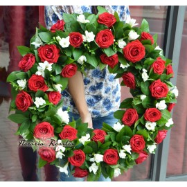 Coroana rotunda cu trandafiri si frezii