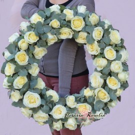 Coroana rotunda cu 50 trandafiri albi