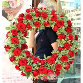 Coroana rotunda cu trandafiri rosii