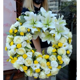 Coroana rotunda cu trandafiri si crini