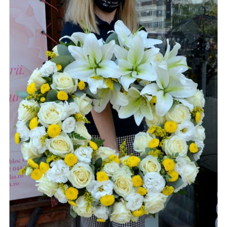 Coroana rotunda cu trandafiri si crini