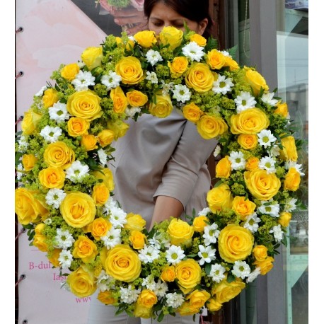 Coroana mare cu trandafiri galbeni