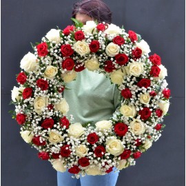 Coroana cu trandafiri alb-rosii