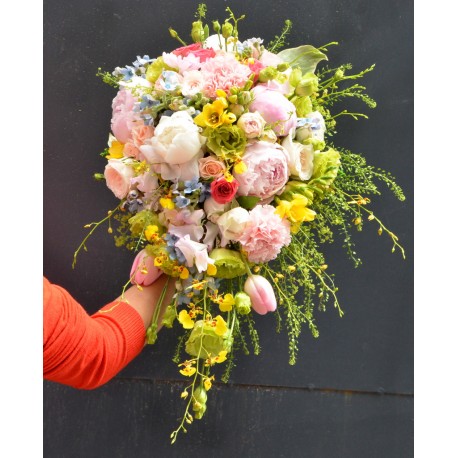 Buchet curgator Bianca cu bujori