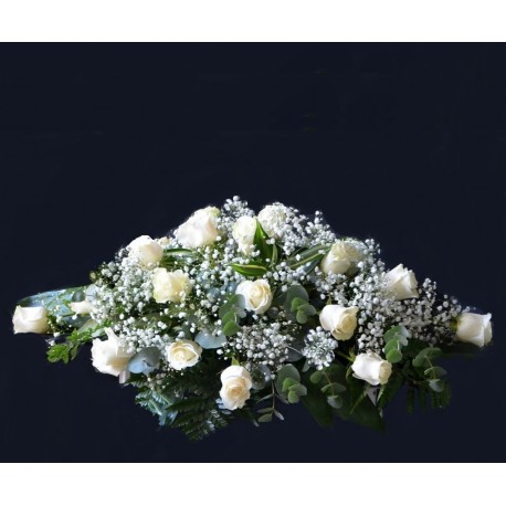 Aranjament capac cu trandafiri albi