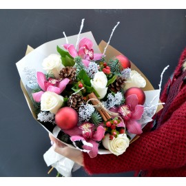 Buchet Craciun cu trandafiri albi