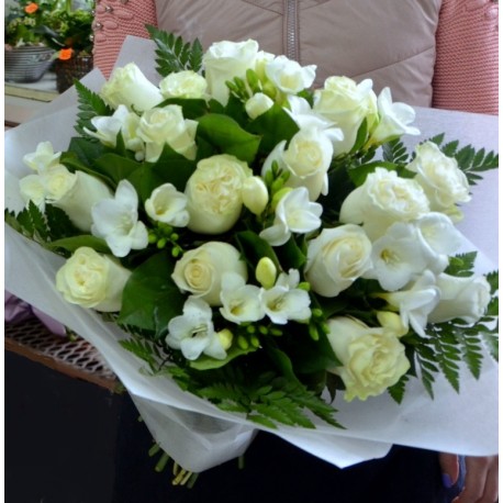 Buchet de frezii si trandafiri albi