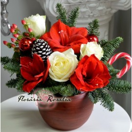 Arajament Craciun cu trandafiri albi si amaryllis
